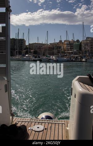 Heraklion, Isola di Creta, Grecia. Novembre 11, 2019. Vista sul vecchio porto veneziano di Heraklion, con la città, il porto turistico e le barche a vela. Foto Stock