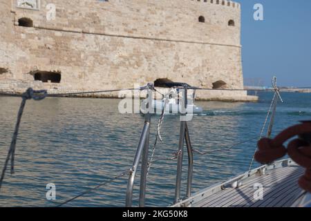 Heraklion, Isola di Creta, Grecia. Novembre 11, 2019. Vista della vecchia Fortezza di Koules nel Porto Veneziano di Heraklion Foto Stock