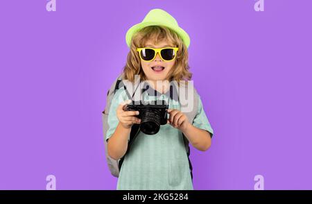 Fotografo di capretto con macchina fotografica in viaggio . Concetto di viaggio per bambini. Foto Stock