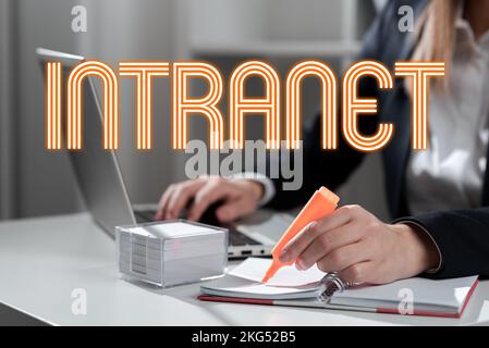 Scrittura a mano del testo Intranet. Parola scritta su una rete di comunicazione locale o ristretta, specialmente privata Foto Stock