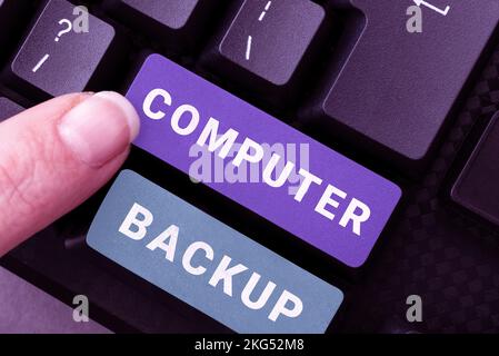 Scrittura a mano segno computer Backup. Panoramica aziendale l'atto di copiare file e dati su un secondo supporto Foto Stock