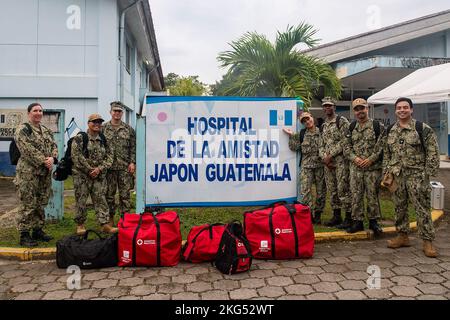 221030-N-DF135-1002 PUERTO BARRIOS, Guatemala (ott 30, 2022) – i marinai assegnati alla nave dell'ospedale USNS Comfort (T-AH 20), visitano l'ospedale dell'amicizia Giappone/Guatemala per scambiare le pratiche di salvataggio di base con gli infermieri locali, il 30 ottobre 2022. Comfort viene distribuito alla flotta degli Stati Uniti 4th a sostegno della promessa continua 2022, una missione di assistenza umanitaria e di buona volontà che conduce cure mediche dirette, cure veterinarie di spedizione e scambi di esperti in materia con cinque nazioni partner nei Caraibi, Centro e Sud America. Foto Stock