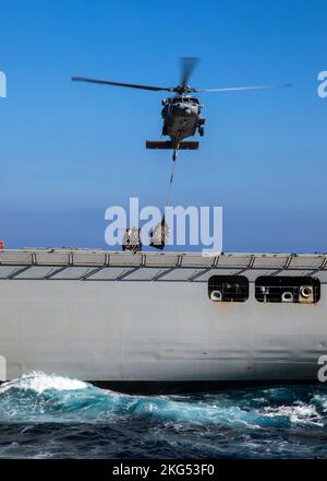 221030-N-ET093-1129 MARE ADRIATICO (30 ottobre 2022) un elicottero MH-60s Nighthawk, attaccato a Helicopter Sea Combat Squadron (HSC) 5, sposta il carico dalla nave da carico secco e munizioni di classe Lewis e Clark USNS William Mclean (T-AKE 12) alla portaerei di classe Nimitz USS George H.W. Bush (CVN 77), durante un rifornimento in mare, 23 ottobre 2022. Carrier Air Wing (CVW) 7 è la componente offensiva di Carrier Strike Group 10, George H.W. Gruppo di riscontro supporto boccola (CSG). Gli squadroni del CVW-7 sono Strike Fighter Squadron (VFA) 86, VFA-103, VFA-136, VFA-143, Carrier Airborne Ear Foto Stock