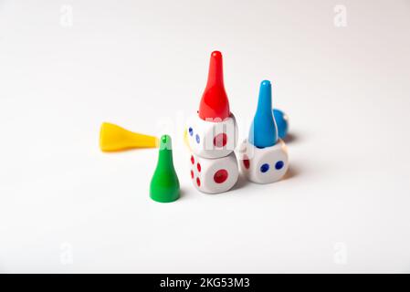 Cubi con numeri e chip per giochi da tavolo. Un gioco di fortuna. Foto Stock