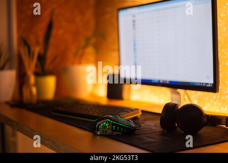 Mouse del computer sul tappetino vicino alla tastiera. Foto Stock