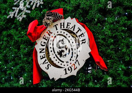 Un ornamento che mette in risalto il teatro di Saenger appende sull'albero di Natale della città al parco di Mardi Gras, 20 novembre 2022, a Mobile, Alabama. Foto Stock