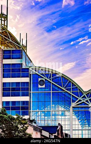 Il sole tramonta su Government Plaza, chiamato anche City-County Administration Building, 20 novembre 2022, a Mobile, Alabama. Foto Stock