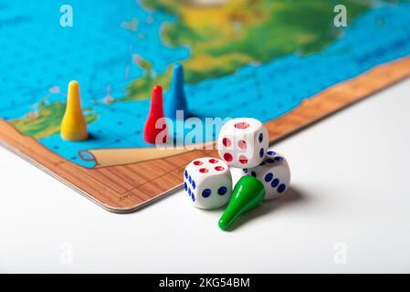 Cubi con numeri sul campo di gioco del gioco da tavolo Foto Stock