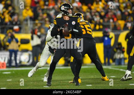 20 novembre 2022, Pittsburgh, Pennsylvania, USA: 20th novembre 2022 Pittsburgh Steelers Quarterback Kenny Pickett (8) durante Pittsburgh Steelers vs Cincinnati Bengals a Pittsburgh, Pennsylvania. Jake Mysliwczyk/BMR (Credit Image: © Jake Mysliwczyk/BMR via ZUMA Press Wire) Foto Stock