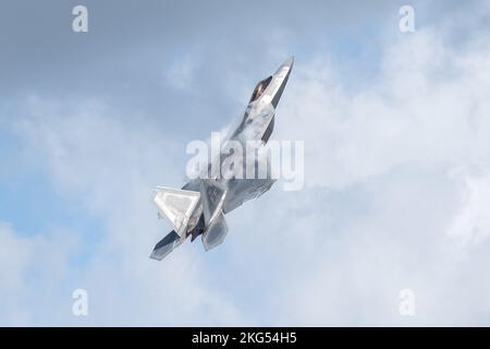 Joshua “Cabo” Gunderson, comandante e pilota della squadra dimostrativa F-22 Raptor, si esibisce durante l'Orlando Air and Space Show presso l'aeroporto internazionale di Orlando Sanford, Florida, 30 ottobre 2022. La F-22A è un combattente di quinta generazione che incorpora tecnologia di quarta generazione, capacità di manovra radicali, capacità di volare a velocità supersonica senza postbruciatori e consapevolezza della situazione del pilota senza precedenti. Foto Stock