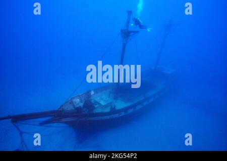 Il Cartaginiano, un punto di riferimento di Lahaina, è stato affondato come una barriera corallina artificiale al largo di Lahaina, Maui, Hawaii nel dicembre 2005. Questa immagine è stata scattata in 2006 mentre il Foto Stock