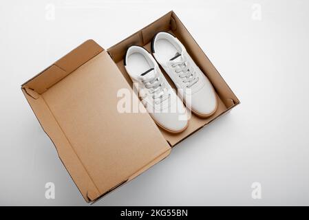 paio di scarpe nuove casual in scatola di cartone animato di scarpe Foto Stock