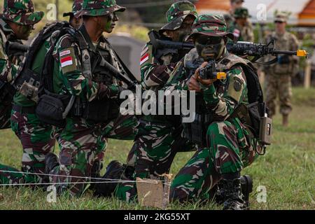 Squadra di manovra Società soldati assegnati all'esercito indonesiano Tentara Nazionale Indonesia Angkatan Darat (TNI-ad) 127th Batallion, pratica di tirare la sicurezza durante un esercizio presso Joint Pacific multinazionale Readiness Center Rotation (JPMRC) 23-01 presso Schofield Barracks, Hawaii, 30 ottobre 2022. Le truppe dell'esercito indonesiano TNI-ad e della Brigata di assistenza delle forze di sicurezza 5th lavoreranno di pari passo durante la durata del JPMRC per ricevere una formazione realistica e rafforzare le relazioni tra gli Stati Uniti e le altre forze partner in tutto l'Indo-Pacifico. Foto Stock