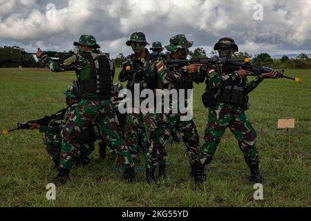 Squadra di manovra Società soldati assegnati all'esercito indonesiano Tentara Nazionale Indonesia Angkatan Darat (TNI-ad) 127th Batallion, pratica di tirare la sicurezza durante un esercizio presso Joint Pacific multinazionale Readiness Center Rotation (JPMRC) 23-01 presso Schofield Barracks, Hawaii, 30 ottobre 2022. Le truppe dell'esercito indonesiano TNI-ad e della Brigata di assistenza delle forze di sicurezza 5th lavoreranno di pari passo durante la durata del JPMRC per ricevere una formazione realistica e rafforzare le relazioni tra gli Stati Uniti e le altre forze partner in tutto l'Indo-Pacifico. Foto Stock