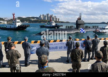 BUSAN, Repubblica di Corea (ott 31, 2022) i marinai della Marina della Repubblica di Corea accolgono il sottomarino ad attacco rapido di classe Los Angeles USS Key West (SSN 722) mentre si prepara a ormeggio a Busan, Corea del Sud, ottobre 31. Key West è distribuita in Guam e opera regolarmente nell'area delle operazioni della flotta statunitense 7th, conducendo operazioni di sicurezza marittima e sostenendo gli interessi della sicurezza nazionale. Foto Stock