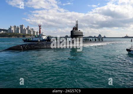 BUSAN, Repubblica di Corea (ott 31, 2022) i rimorchiatori assistono il sottomarino ad attacco rapido di classe Los Angeles USS Key West (SSN 722) mentre si prepara a ormeggiare a Busan, Corea del Sud, ottobre 31. Key West è distribuita in Guam e opera regolarmente nell'area delle operazioni della flotta statunitense 7th, conducendo operazioni di sicurezza marittima e sostenendo gli interessi della sicurezza nazionale. Foto Stock