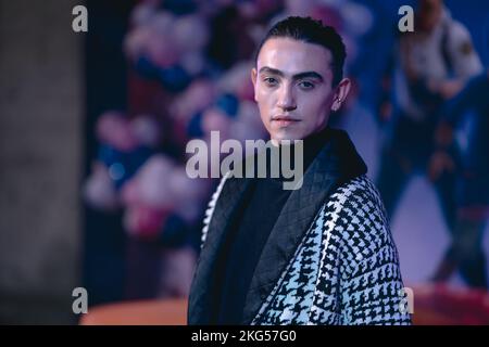 Roma, Italia. 21st Nov 2022. Michele Bravi partecipa al tappeto rosso per 'Strange World - un mondo Misterioso' allo Space moderno Cinema, il 21 novembre 2022 a Roma. (Foto di Luca Carlino/NurPhoto) Credit: NurPhoto/Alamy Live News Foto Stock