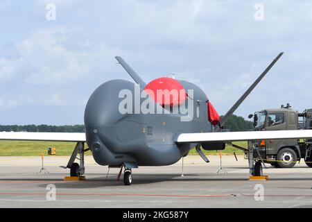 Prefettura di Aomori, Giappone - 11 settembre 2022: Japan Air Self-Defense Force Northrop Grumman RQ-4B Global Hawk velivolo di sorveglianza senza equipaggio. Foto Stock