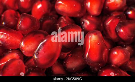 Sfondo di melograno. Macro di pelati semi maturi Foto Stock