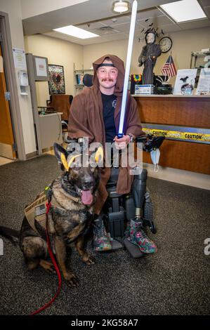 Il WRNMMC Facility Dogs ha celebrato Halloween il 31 ottobre 2022 al Walter Reed National Military Medical Center vestendo e visitando il centro medico, salutando brevetti, visitatori e personale. Alla fine arrivarono al Military Advance Training Center (MATC) situato nella zona America (Bldg. 19) dove hanno salutato i pazienti e il personale che si è vestito anche per l'occasione. SPC dell'esercito. Jake Simmons, vestito come LT Dan da “Forest Gump”, passò un po’ di tempo di qualità con Sully, vestito come Capitano America. Marine Sgt. Tyler Vargas-Andrews vestito come cavaliere Jedi (non ha detto quale Foto Stock