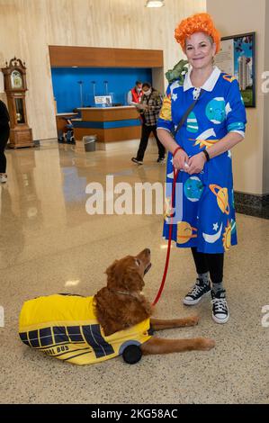 Il WRNMMC Facility Dogs ha celebrato Halloween il 31 ottobre 2022 al Walter Reed National Military Medical Center vestendo e visitando il centro medico, salutando brevetti, visitatori e personale. Alla fine arrivarono al Military Advance Training Center (MATC) situato nella zona America (Bldg. 19) dove hanno salutato i pazienti e il personale che si è vestito anche per l'occasione. SPC dell'esercito. Jake Simmons, vestito come LT Dan da “Forest Gump”, passò un po’ di tempo di qualità con Sully, vestito come Capitano America. Marine Sgt. Tyler Vargas-Andrews vestito come cavaliere Jedi (non ha detto quale Foto Stock