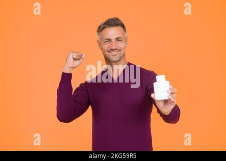 Odore buono tutto il giorno. Ragazzo felice tenere bottiglia di colonia. Igiene personale. Bell'uomo che presenta prodotti per l'igiene. Lozione e lavaggio del corpo. Igiene quotidiana e. Foto Stock