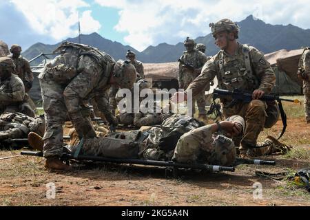 I soldati dell'esercito degli Stati Uniti del Battaglione di supporto di 524th divisione, 25th Brigata di sostegno, 25th divisione di fanteria, stanno conducendo la formazione medica di evacuazione durante la formazione del Joint Pacific Multinational Readiness Center (JPMRC) sulle caserme di Schofield, Hawaii, il 31 ottobre 2022. JPMRC 23-01 è un centro regionale di addestramento al combattimento (CTC) a rotazione che costruisce la preparazione al combattimento nella divisione del Pacifico dell'America ed è un modo chiave in cui le forze dell'esercito si impegnano in un ambiente congiunto con i nostri alleati e partner regionali. Foto Stock