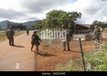 I soldati dell'esercito degli Stati Uniti del Battaglione di supporto di 524th divisione, Brigata di supporto di 25th divisione, 25th divisione di fanteria, stanno conducendo la formazione medica di evacuazione durante la formazione Joint Pacific Multinational Readiness Center (JPMRC) alla caserma di Schofield, HI, il 31 ottobre 2022. JPMRC 23-01 è un centro regionale di addestramento al combattimento (CTC) a rotazione che costruisce la preparazione al combattimento nella divisione del Pacifico dell'America ed è un modo chiave in cui le forze dell'esercito si impegnano in un ambiente congiunto con i nostri alleati e partner regionali. Foto Stock