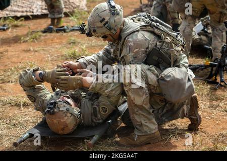 I soldati dell'esercito degli Stati Uniti del Battaglione di supporto di 524th divisione, 25th Brigata di sostegno, 25th divisione di fanteria, stanno conducendo la formazione medica di evacuazione durante la formazione del Joint Pacific Multinational Readiness Center (JPMRC) sulle caserme di Schofield, Hawaii, il 31 ottobre 2022. JPMRC 23-01 è un centro regionale di addestramento al combattimento (CTC) a rotazione che costruisce la preparazione al combattimento nella divisione del Pacifico dell'America ed è un modo chiave in cui le forze dell'esercito si impegnano in un ambiente congiunto con i nostri alleati e partner regionali. Foto Stock