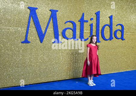 Londra, Regno Unito - 21 novembre 2022 Alisha Weir al Gala inglese Screening di Roald DahlÕs Matilda The Musical al Curzon Mayfair, Londra. Una nuova versione del musical Tony and Olivier, il film racconta la storia di una ragazza straordinaria, con una vivida immaginazione, che osa prendere posizione per cambiare la sua storia con risultati miracolosi. Credit: Nils Jorgensen/Alamy Live News Foto Stock