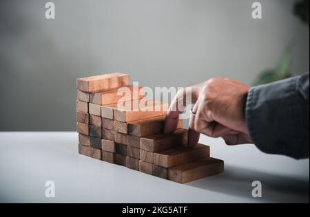Business due dita simbolo camminare su blocchi di legno a forma di scala per salire Foto Stock