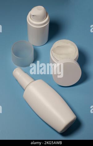 primo piano di un vaso bianco con crema su sfondo blu Foto Stock