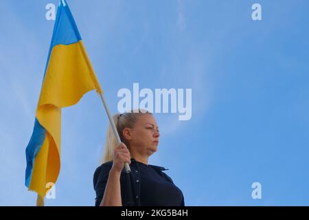 La guerra Ucraina-Russia è stata protestata in Turchia. Donna che detiene la bandiera dell'Ucraina. Foto Stock