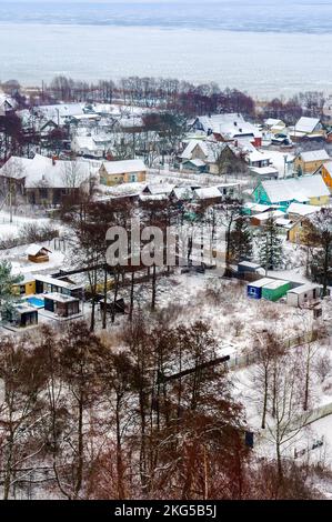 Morskoye Village, Curonian Spit National Park, regione di Kaliningrad, Russia, 8 gennaio 2022. Villaggio costiero, case su un piano. Vista dall'alto. Foto Stock