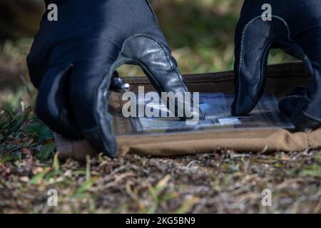 1st Lt. Liam McNeil, assegnato alla US Army Southern European Task Force, Africa (SETAF-AF), allinea la sua mappa e la griglia quadrata all'inizio del corso di navigazione terrestre diurno durante l'addestramento Expert Soldier Badge (ESB) ad Asiago, Italia, 31 ottobre 2022. Lo scopo di questo test nell'ESB è demontrare le competenze di navigazione terrestre da un punto all'altro senza l'ausilio di dispositivi elettronici di navigazione durante il giorno e la notte. (Foto di U.S. Army staff Sgt. Luke Wilson) Foto Stock