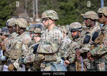 1st il Lt. Liam McNeil (centro) assegnato all'Esercito USA della Task Force Europa Meridionale, Africa (SETAF-AF), attende di iniziare il corso di navigazione terrestre diurno durante l'addestramento Expert Soldier Badge (ESB) ad Asiago, Italia, 31 ottobre 2022. L'ESB è un badge delle competenze speciali dell'esercito degli Stati Uniti che viene assegnato al personale militare dell'Organizzazione del trattato del Nord Atlantico e degli Stati Uniti che ha completato i test e non serve nelle filiali di fanteria, forze speciali o medicina. (Foto di U.S. Army staff Sgt. Luke Wilson) Foto Stock