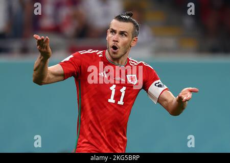 Doha, Qatar. 21st Nov 2022. Gareth Bale of Wales festeggia il primo gol del suo fianco durante la partita di Coppa del mondo FIFA 2022 di Gruppo B allo stadio Ahmad Bin Ali di Doha, in Qatar, il 21 novembre 2022. Foto di Chris Brunskill/UPI Credit: UPI/Alamy Live News Foto Stock