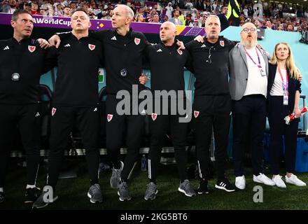 AR Rayyan, Qatar. 21st Nov 2022. Calcio: Coppa del mondo, USA - Galles, turno preliminare, Gruppo B, Giornata 1, Ahmed bin Ali Stadium, la squadra di supporto del Galles si trova a fianco prima del calcio d'inizio e canta l'inno nazionale. Credit: Tom Weller/dpa/Alamy Live News Foto Stock