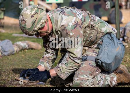 1st il Lt. Liam McNeil, assegnato alla US Army Southern European Task Force, Africa (SETAF-AF), si prepara a trovare il suo primo punto all'inizio del corso diurno di navigazione terrestre durante la formazione Expert Soldier Badge (ESB) ad Asiago, Italia, 31 ottobre 2022. Lo scopo di questo test nell'ESB è demontrare le competenze di navigazione terrestre da un punto all'altro senza l'ausilio di dispositivi elettronici di navigazione durante il giorno e la notte. (Foto di U.S. Army staff Sgt. Luke Wilson) Foto Stock