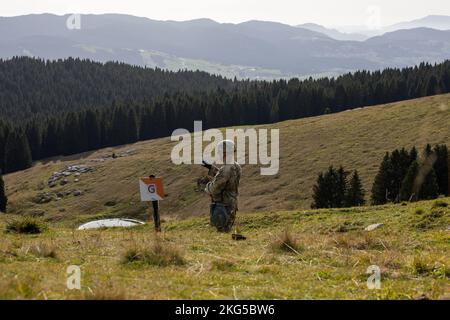 1st il Lt. Liam McNeil, assegnato alla US Army Southern European Task Force, Africa (SETAF-AF), trova con successo il suo primo punto durante il corso diurno di navigazione terrestre durante la formazione Expert Soldier Badge (ESB) ad Asiago, Italia, 31 ottobre 2022. L'ESB è un badge delle competenze speciali dell'esercito degli Stati Uniti che viene assegnato al personale militare dell'Organizzazione del trattato del Nord Atlantico e degli Stati Uniti che ha completato i test e non serve nelle filiali di fanteria, forze speciali o medicina. (Foto di U.S. Army staff Sgt. Luke Wilson) Foto Stock