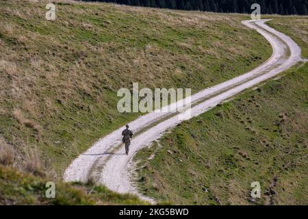 1st il Lt. Liam McNeil, assegnato alla US Army Southern European Task Force, Africa (SETAF-AF), si dirige verso il suo prossimo punto sul corso di navigazione terrestre diurno durante la formazione Expert Soldier Badge (ESB) ad Asiago, Italia, 31 ottobre 2022. L'ESB è un distintivo di abilità speciali dell'esercito degli Stati Uniti che viene assegnato al personale militare dell'Organizzazione del Trattato del Nord Atlantico e degli Stati Uniti che completa con successo una serie di test di qualificazione che includono sia compiti scritti che compiti di prestazione. (Foto di U.S. Army staff Sgt. Luke Wilson) Foto Stock