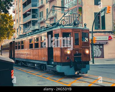 Un primo piano di un vecchio tram in legno a Palma di Maiorca, in Spagna, sulla strada Foto Stock