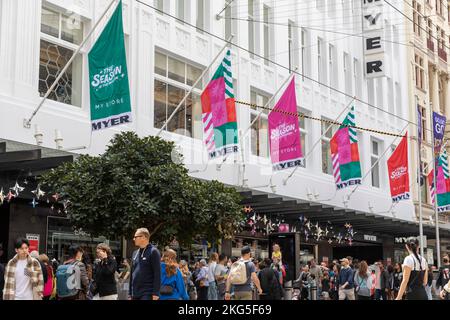 Grande magazzino Myer a Bourke Street Melbourne, negozi di Natale fuori dal negozio con striscioni di Natale in strada, Victoria, Australia Foto Stock