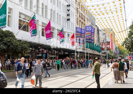 Bourke Street, il centro di Melbourne, le luci e le decorazioni natalizie, gli amanti dello shopping natalizio al di fuori del grande magazzino Myer, Australia Foto Stock