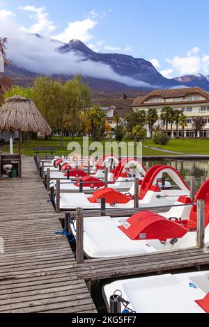 Caldaro, Alto Adige, Italia -14 novembre 2022 pedalò nel lago naturale di Caldaro in autunno Foto Stock