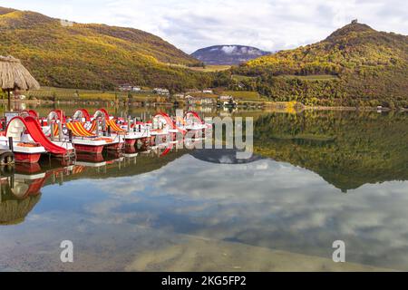 Caldaro, Alto Adige, Italia -14 novembre 2022 pedalò nel lago naturale di Caldaro in autunno Foto Stock