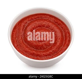 Ketchup in ciotola isolato su sfondo bianco, vista dall'alto Foto Stock