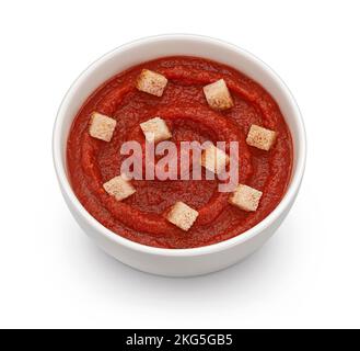 Zuppa di pomodoro con crostini isolati su fondo bianco Foto Stock