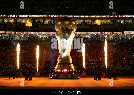 Al Khor, Qatar. 20th Nov 2022. Stadio al Bayt al KHOR, QATAR - 20 NOVEMBRE: Un trofeo gonfiabile di Coppa del mondo con fuoco è visto durante la cerimonia di apertura della Coppa del mondo FIFA allo Stadio al Bayt il 20 novembre 2022 ad al Khor, Qatar. (Foto di Florencia Tan Jun/PxImages) (Florencia Tan Jun/SPP) Credit: SPP Sport Press Photo. /Alamy Live News Foto Stock