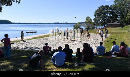 I membri del team Arnold Engineering Development Complex si sfidano in pallavolo durante l'Arnold Air Force base Sports Day presso l'Arnold Lakeside Complex, situato nella base del Tennessee, il 5 ottobre 2022. Foto Stock